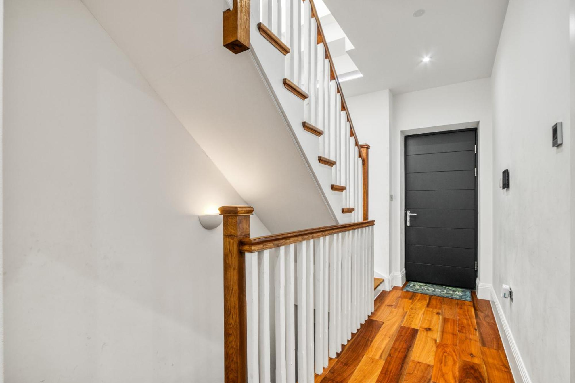 Elegant & Spacious House 3br 3ba Balcony Patio Londra