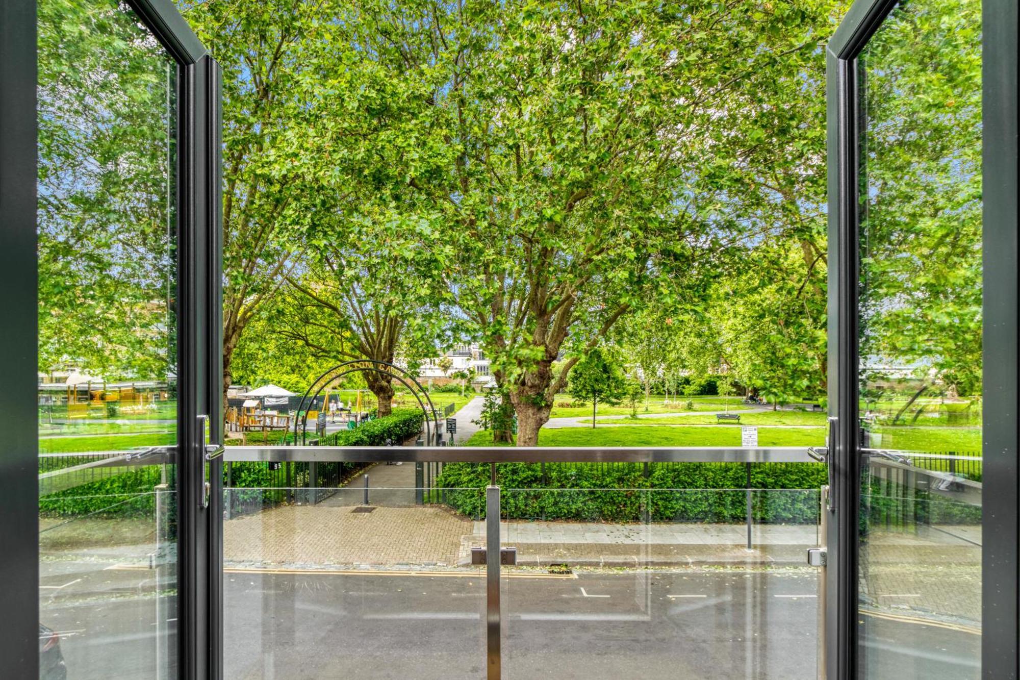 Elegant & Spacious House 3br 3ba Balcony Patio * Londra