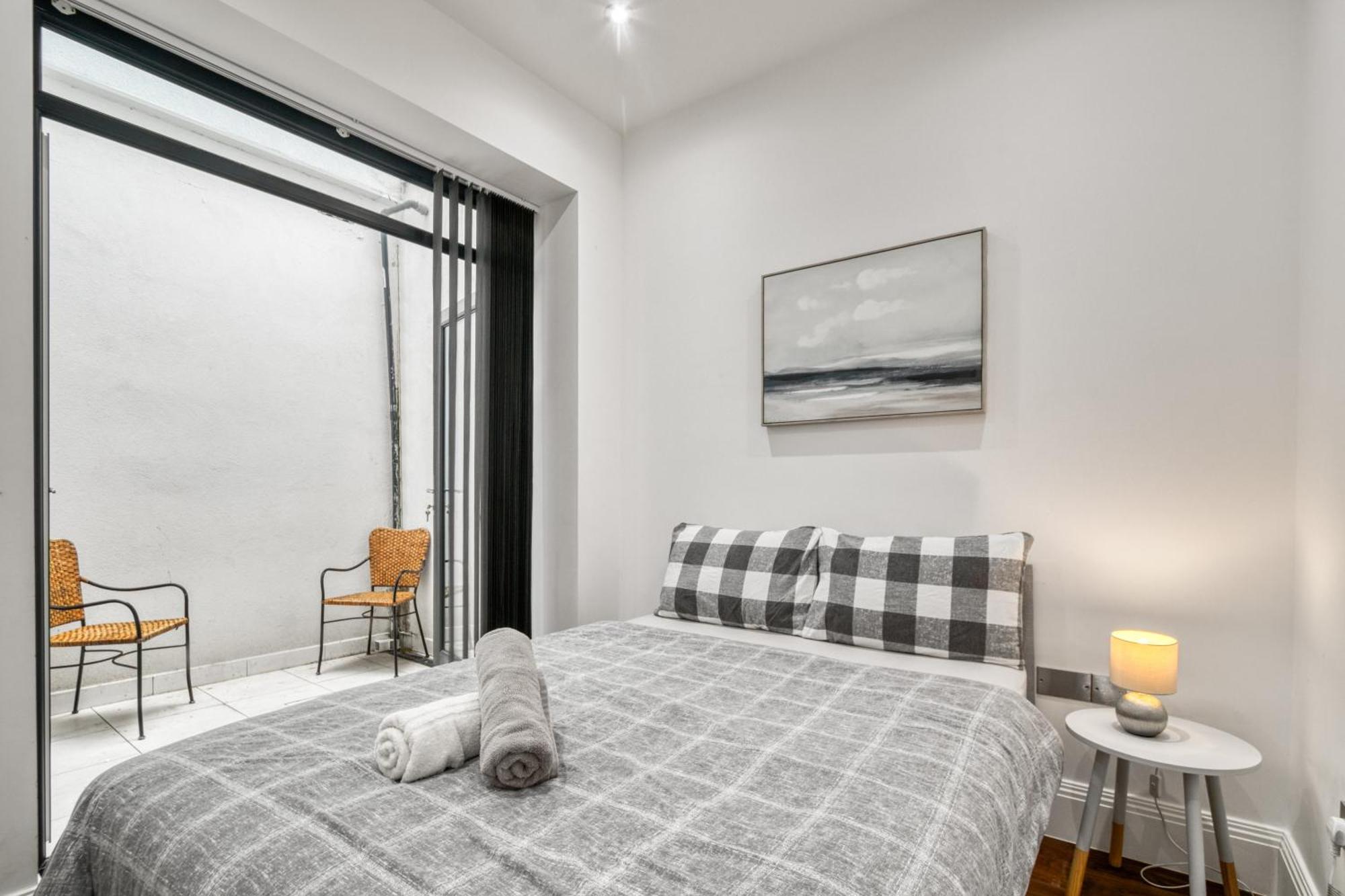 Elegant & Spacious House 3br 3ba Balcony Patio Londra