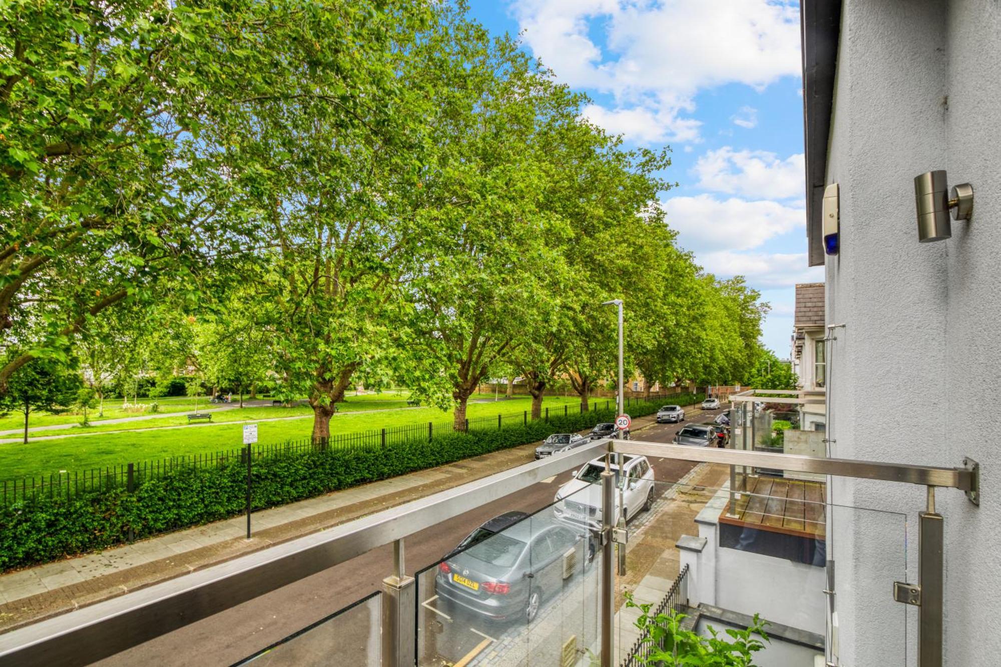 Elegant & Spacious House 3br 3ba Balcony Patio Londra