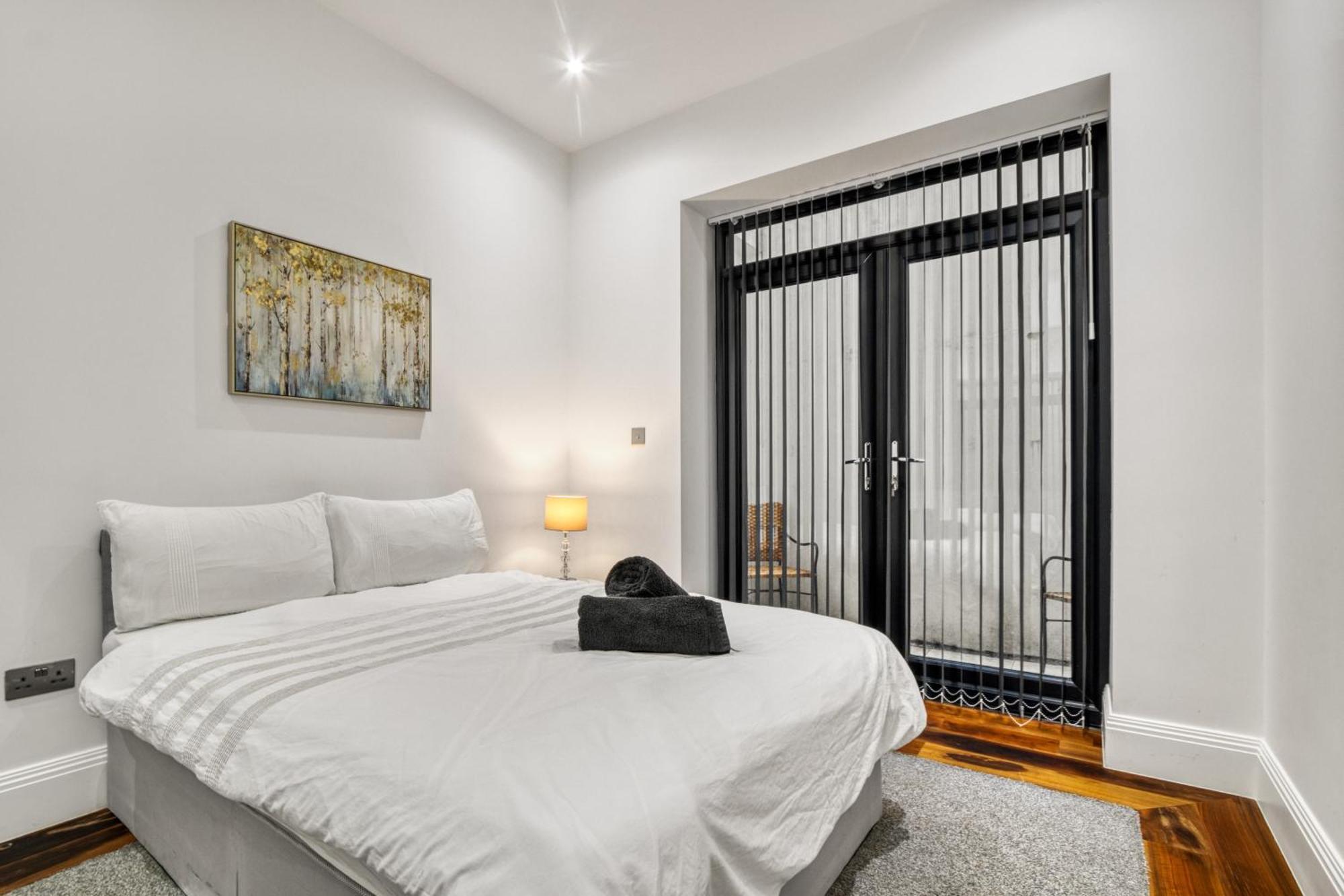 Elegant & Spacious House 3br 3ba Balcony Patio * Londra
